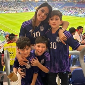 La foto y frase de Anto Roccuzzo con sus tres hijos y qué dijo Messi de su familia en la cancha