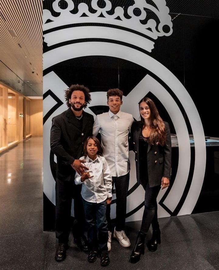 Enzo Alves junto a su familia en el día de su firma con el Real Madrid. (Foto: @enzoalvesv)