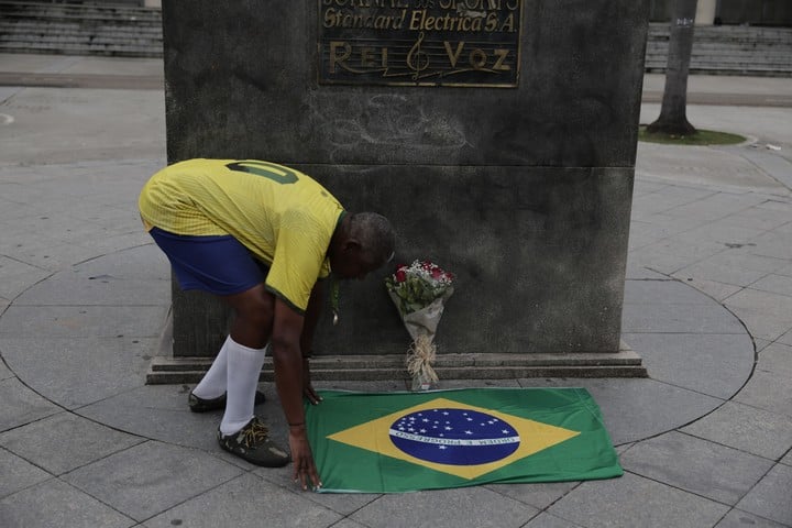 La gente le rindió homenaje a Pelé enfrente del Maracaná. (EFE)
