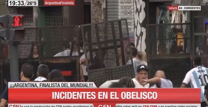Incidentes entre hinchas y la Policía de la Ciudad de Buenos Aires en los festejos en el Obelisco