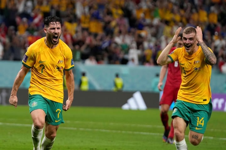 Australia festeja, los daneses no lo pueden creer, nosotros tampoco (AP Photo /Thanassis Stavrakis).