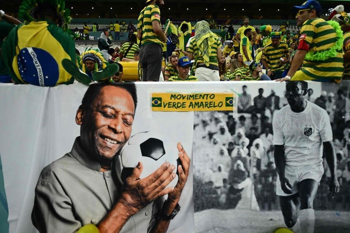 Contra Camerún, bandera para Pelé.