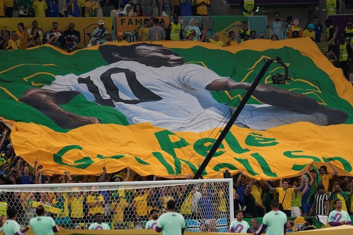 Contra Camerún, bandera para Pelé.