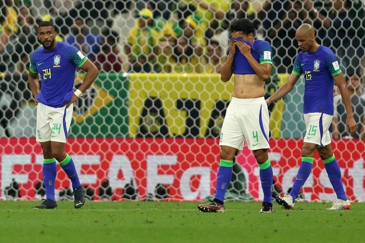 Brasil cayó ante Camerún y no pudo sacar 9 de 9. (Photo by Adrian DENNIS / AFP)