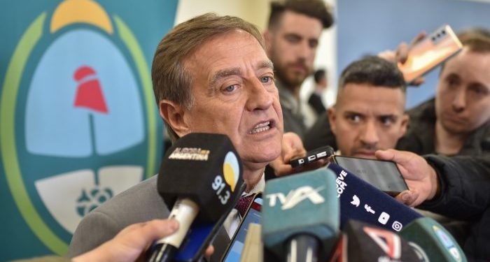 Tras los incidentes, Suarez pidió a los mendocinos que se junten “en las plazas de sus barrios” y sean responsables