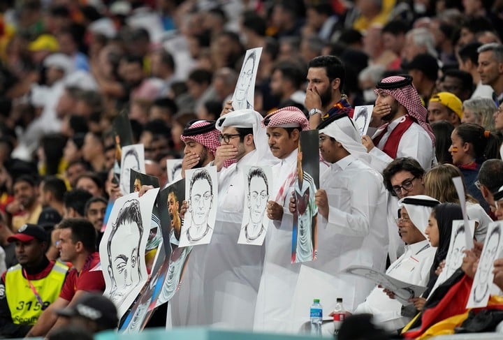 Qataríes con la foto de Ozil (AP).