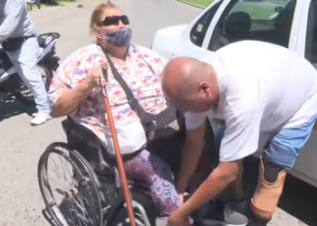 Video: salía de hacerse una diálisis, quedó atrapada en una manifestación en Tucumán y debió ser rescatada en silla de ruedas