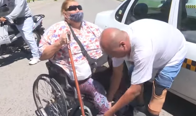 Video: salía de hacerse una diálisis, quedó atrapada en una manifestación en Tucumán y debió ser rescatada en silla de ruedas