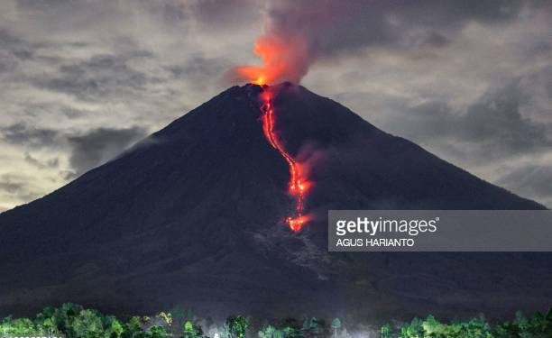 Indonesia aumenta la alerta en el tercer día de erupción del volcán Monte Semeru