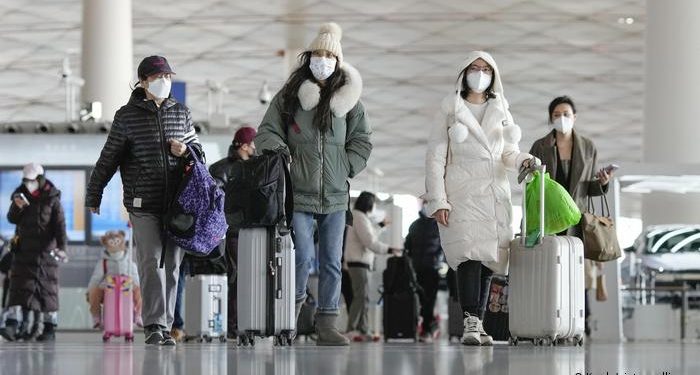 China reabre fronteras, a pesar de nueva explosión de virus, tras tres años de política “cero covid-19”