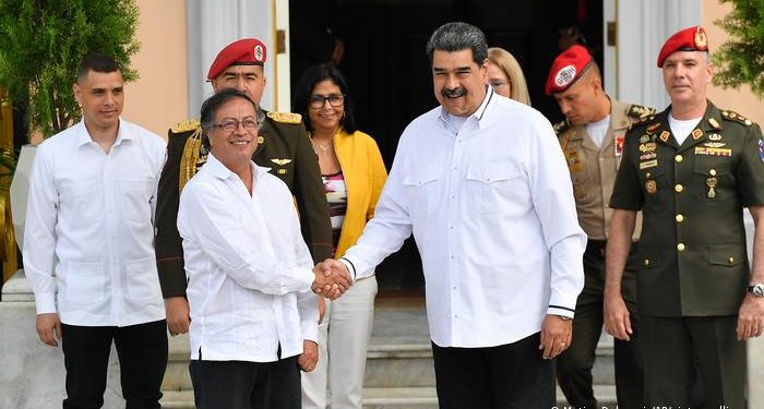 Gustavo Petro llega a Venezuela para reunión extraordinaria con Nicolás Maduro
