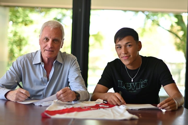 Ulises Giménez firmó su primer contrato. (Prensa River).
