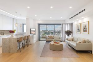 Una cocina y sala de estar diseñada por Natalie Sher Interiors. (Cortesía, Natalie Sher)