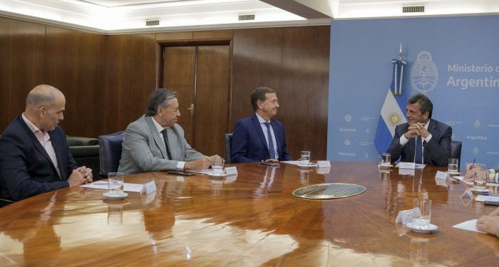 En Buenos Aires, Rodolfo Suarez y Sergio Massa firmaron el acuerdo para modernizar un sistema de riego para el Este mendocino