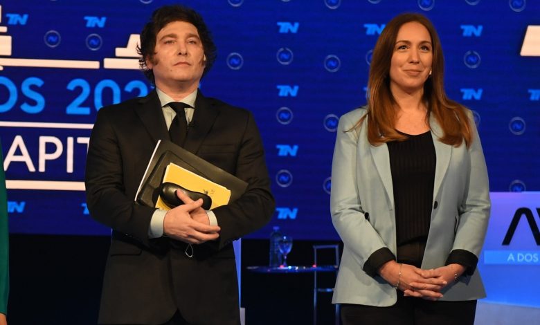 Dos personas paradas