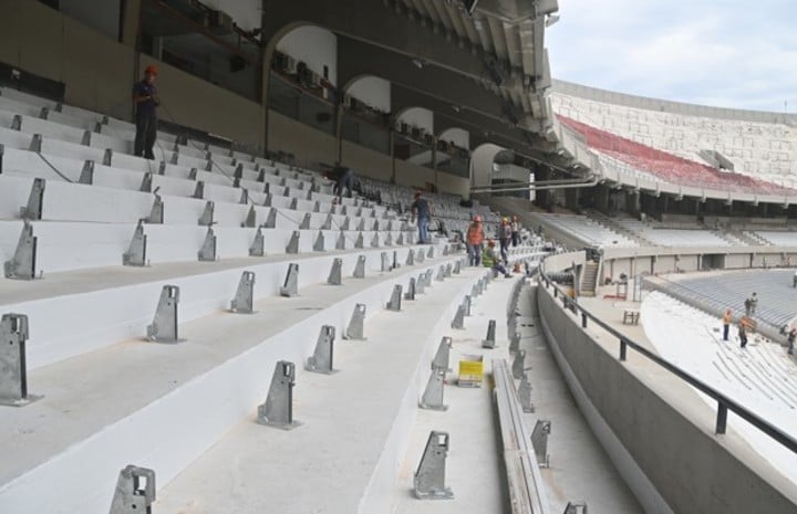 Las butacas se fijan en los soportes metálicos galvanizados (Prensa River).