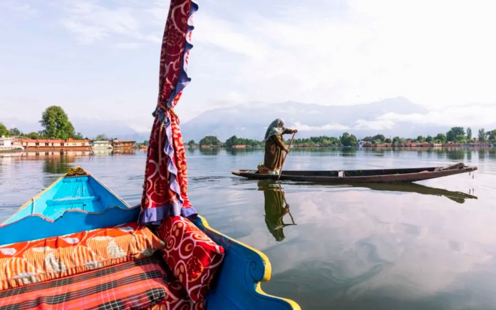 Srinagar, un destino atractivo y una vez difícil de visitar en el valle de Cachemira, se está abriendo a los viajeros a lo grande en 2023, con nuevas carreteras que hacen que sea más fácil que nunca entrar y moverse