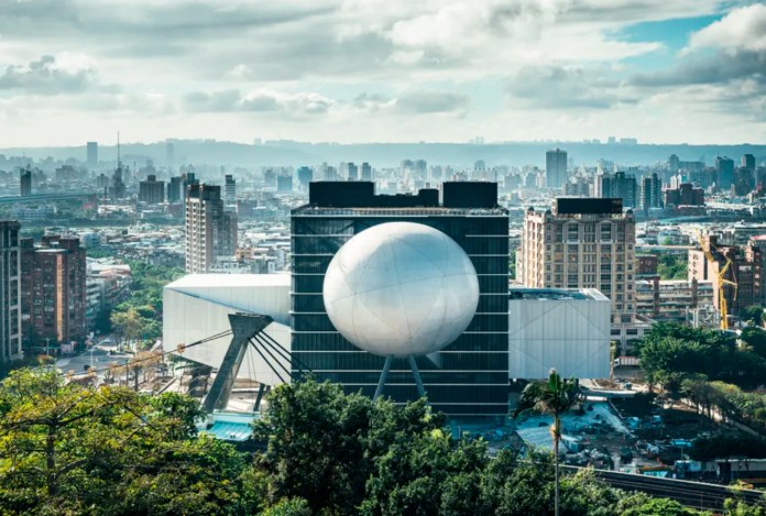 Después de una década de construcción, el Centro de Artes Escénicas de Taipei finalmente abrió, justo cuando el país comenzó a recibir visitantes internacionales nuevamente