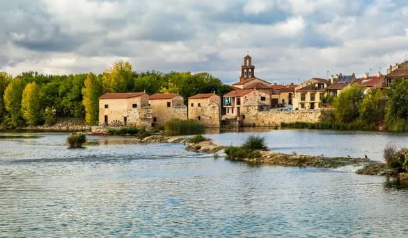 Zamora, que es conocida por tener la arquitectura más románica de Europa, se convertirá en Patrimonio de la Humanidad en Europa en 2023, en el momento perfecto, ya que un nuevo tren de alta velocidad desde Madrid hace que llegar a ella sea más fácil que nunca