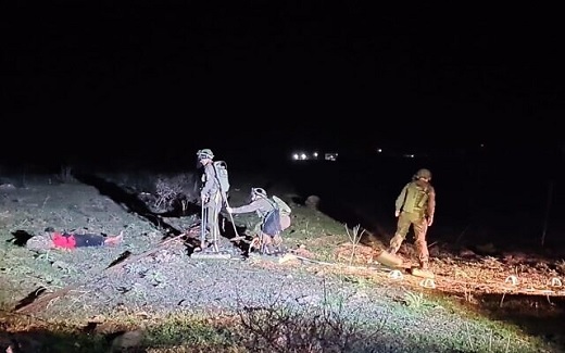 Tropas de ingeniería de combate israelíes extraen a un adolescente de un campo minado cerca del kibutz Meitzar