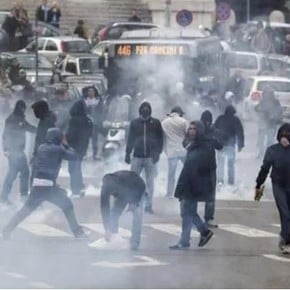 Fuerte enfrentamiento entre hinchas Roma y Napoli: el video