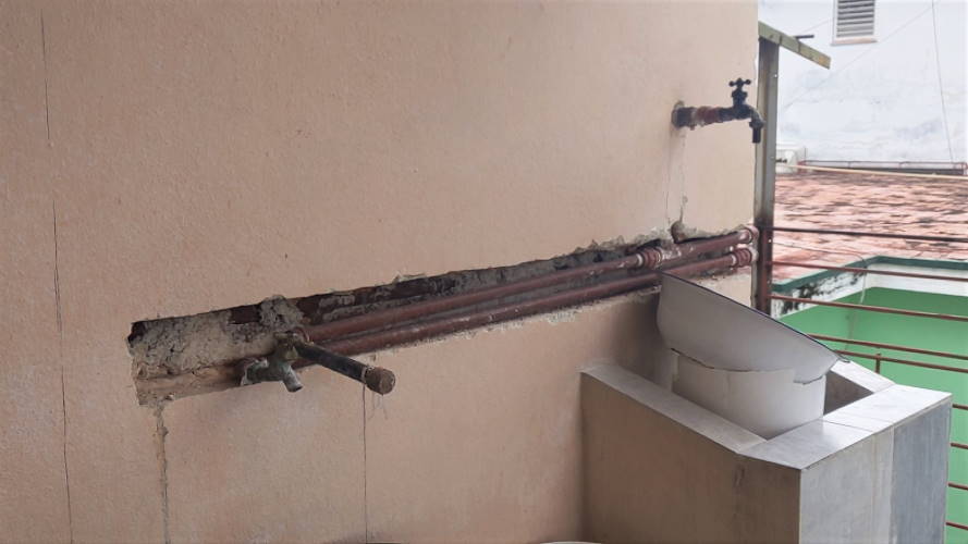 Los inquilinos de los bajos violaron la propiedad y mantienen tapiado varios accesos de la vivienda de Mileydis 