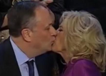El beso ¿en la boca? entre Jill Biden y el esposo de Kamala Harris en el Estado de la Unión que se hizo viral