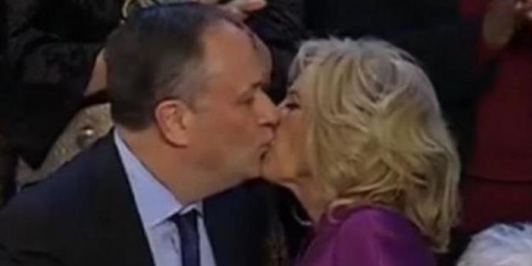 El beso ¿en la boca? entre Jill Biden y el esposo de Kamala Harris en el Estado de la Unión que se hizo viral