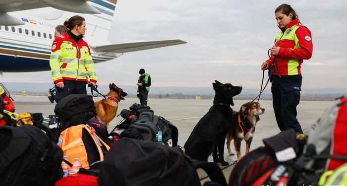 OTAN envía 1.400 rescatistas a Turquía en donde el número de muertos ha subido a 7.306