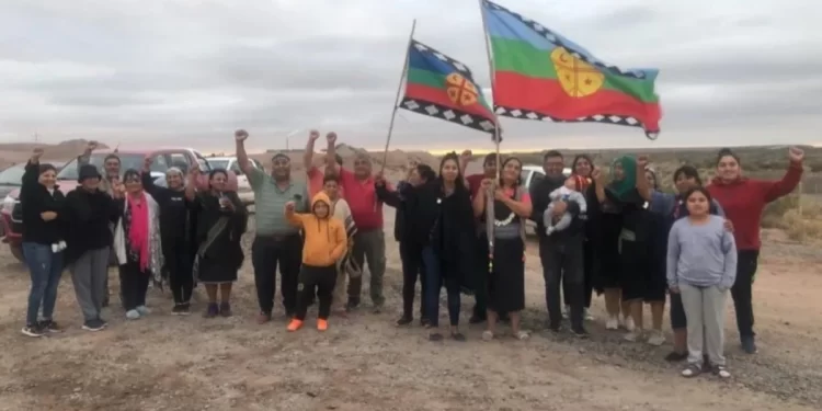 Mapuches bloquean el ingreso a empresas proveedoras de Vaca Muerta en Neuquén
