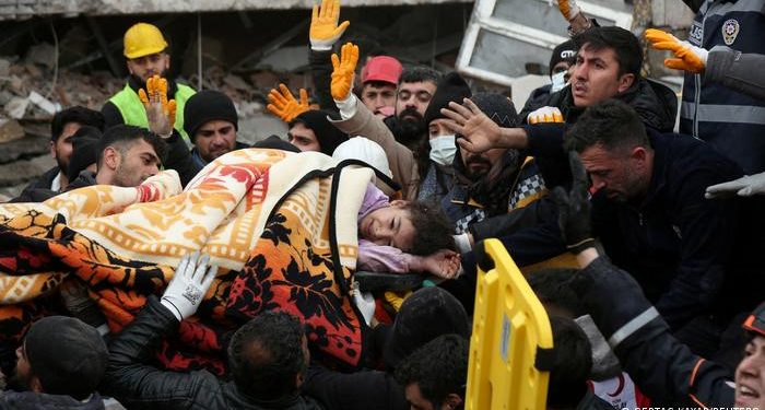 El mundo se solidariza: terremoto en frontera turco-siria deja ya más de 3.600 muertos