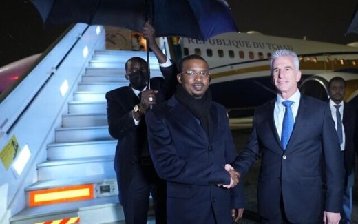 El jefe del Mossad, David Barnea, a la derecha, da la bienvenida al presidente de Chad, Mahamat Deby, en el aeropuerto Ben Gurion
