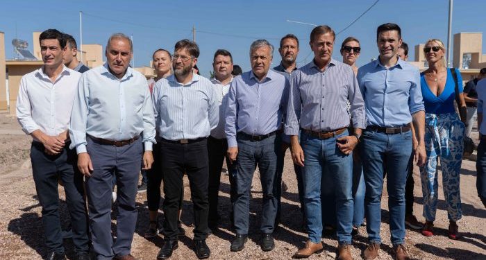 En modo campaña, Cornejo “se coló” en una entrega de viviendas que realizó Suarez en San Rafael