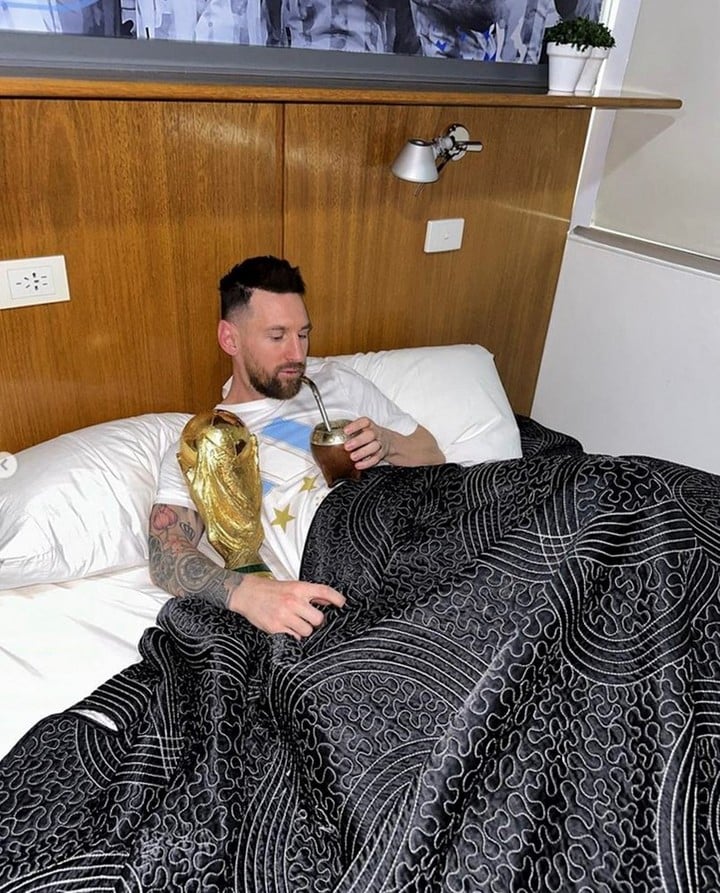 Leo con el mate y la Copa en la cama.