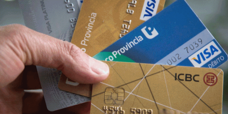 Un proyecto de Julio Cobos busca que los comercios no toquen tus tarjetas de crédito o débito