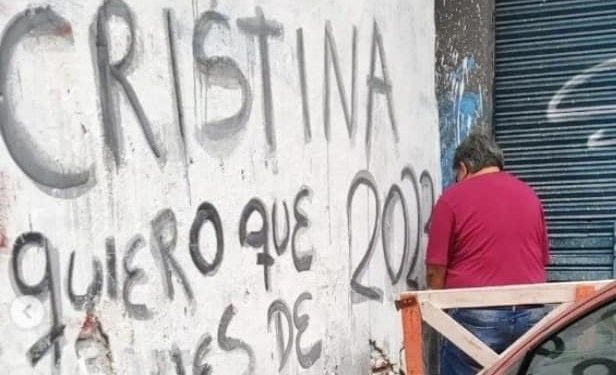 Una apuesta real: Chino Navarro “mea” una pared con la leyenda «Cristina 2023»