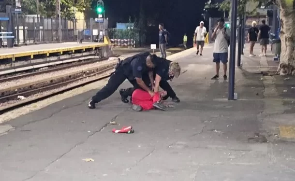 Valor y arrojo: Un policía se abalanzó sobre un individuo que amenzaba con detonar una granada en el tren