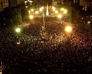 Una multitud se congregó en la Plaza de Mayo en la madrugada del 20 de diciembre 