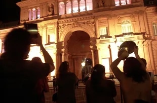 Cacerolazo y protesta, la madrugada del 20 de diciembre de 2001 frente a la Casa de Gobierno