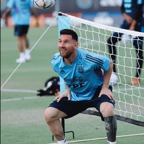 Messi con las tres estrellas, en casa y feliz