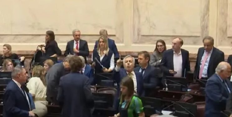 Escándalo en el Senado: la oposición abandonó el recinto y se cayó la sesión en medio de gritos