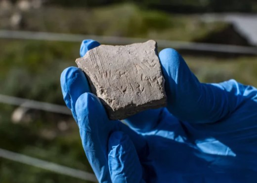 Excursionista israelí descubre un antiguo recibo de 2.500 años de antigüedad