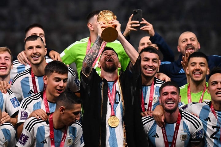 Messi levanta la Copa tras el triunfo ante Francia. (AFP)