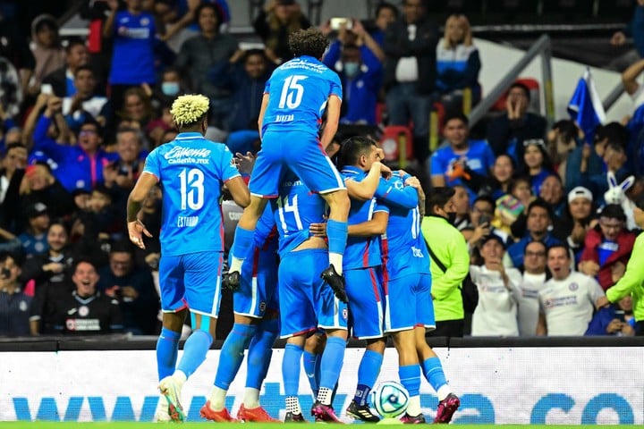 Cruz Azul's Argentine midfielder Augusto Lotti celebrates with teammates after scoring against Atlas during their Mexican Clausura 2023 tournament football match at the Azteca stadium in Mexico City, on February 22, 2023. (Photo by PEDRO PARDO / AFP)