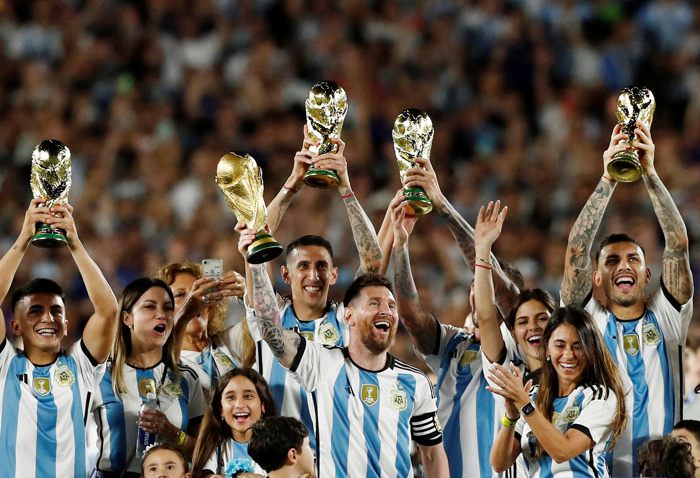 Messi y el resto de los campeones del mundo con sus trofeos (REUTERS/Agustin Marcarian)