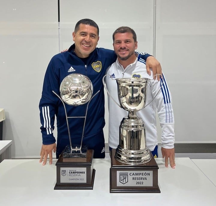 Riquelme y Herrón, con las copas de la Reserva.