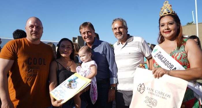 Rodolfo Suárez entregó viviendas en San Carlos y adelantó que está “buscando fondos”