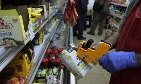 Efecto dólar en los comercios: remarcación hasta tres veces por día y productos que salen de la venta