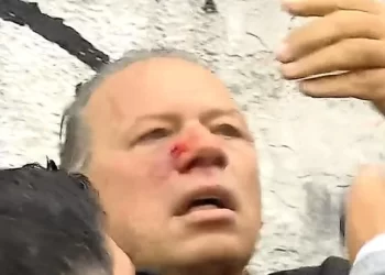 Agreden con golpes y piedrazos a Berni en la protesta por el crimen del chofer en Lomas del Mirador