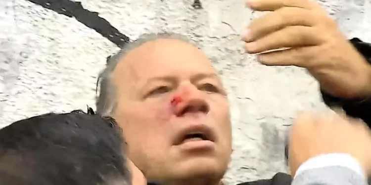 Agreden con golpes y piedrazos a Berni en la protesta por el crimen del chofer en Lomas del Mirador